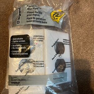 Legrand 10 pack White Duplex Wall outlet  Plates covers
